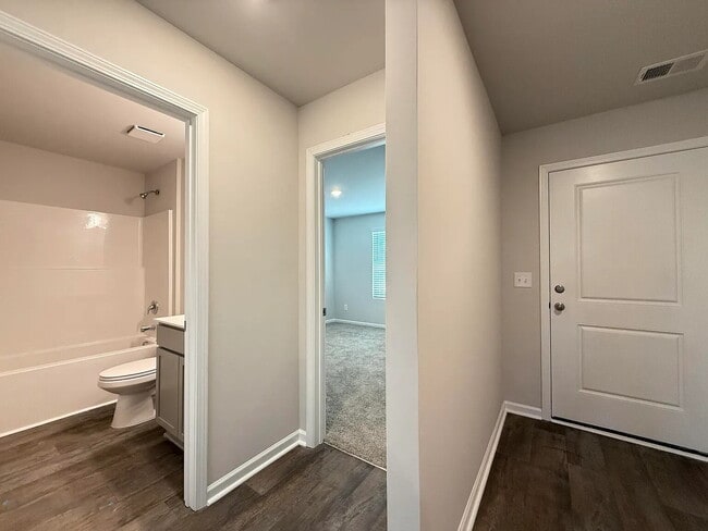 Building Photo - *** Promotion -- Sign lease by February 15 and receive $1100 off first months rent!!  Modern Comf...