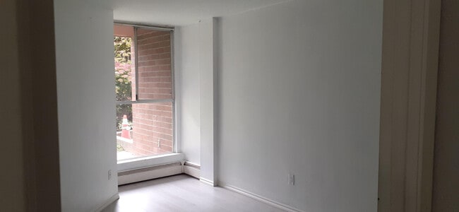 Building Photo - 950 Drake St