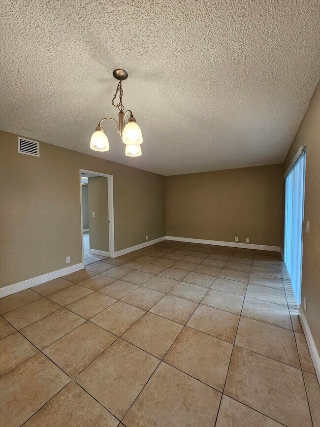 Building Photo - 1500 Lake Crystal Dr