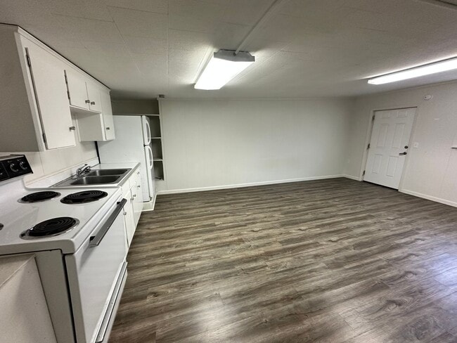 Building Photo - 904 Coldwater Rd