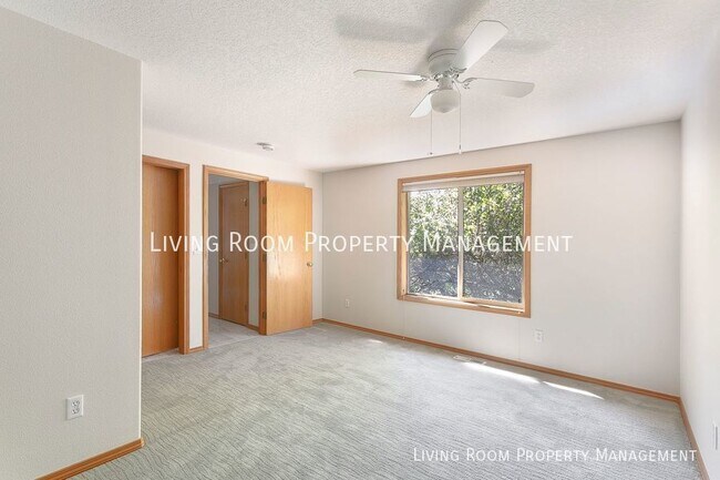 Building Photo - 3 bedroom 2 bath Located in highly desirab...