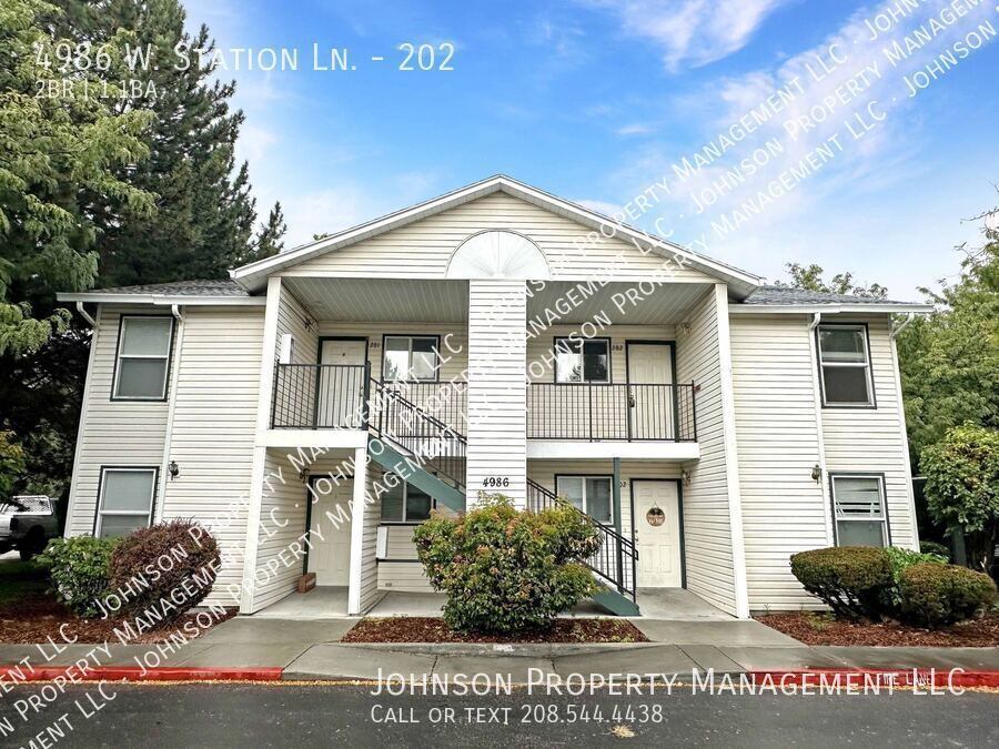 Foto principal - Upstairs 2 bedroom with patio, near Lakeha...