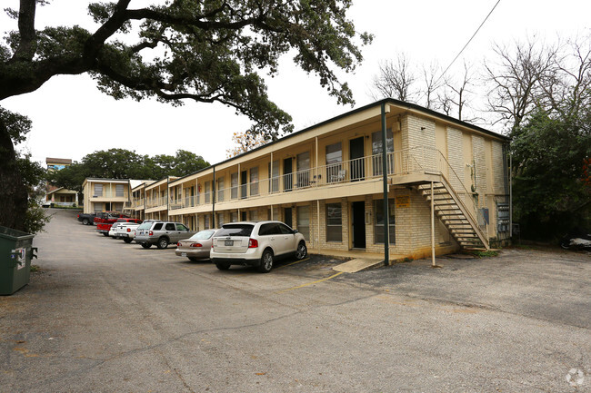 Área de estacionamiento - Lindsay Oaks Apartments