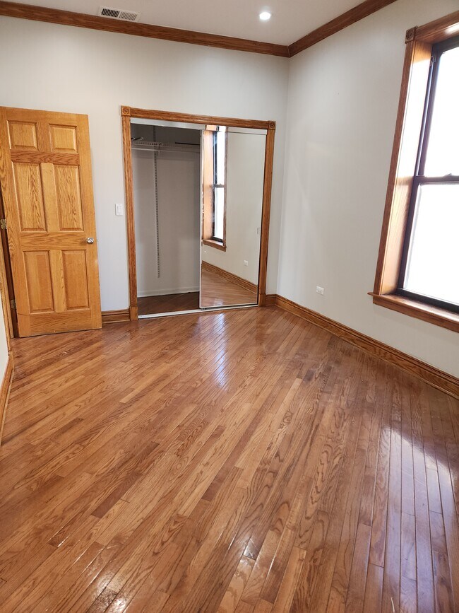 Foto del edificio - 2033 N Kimball Ave