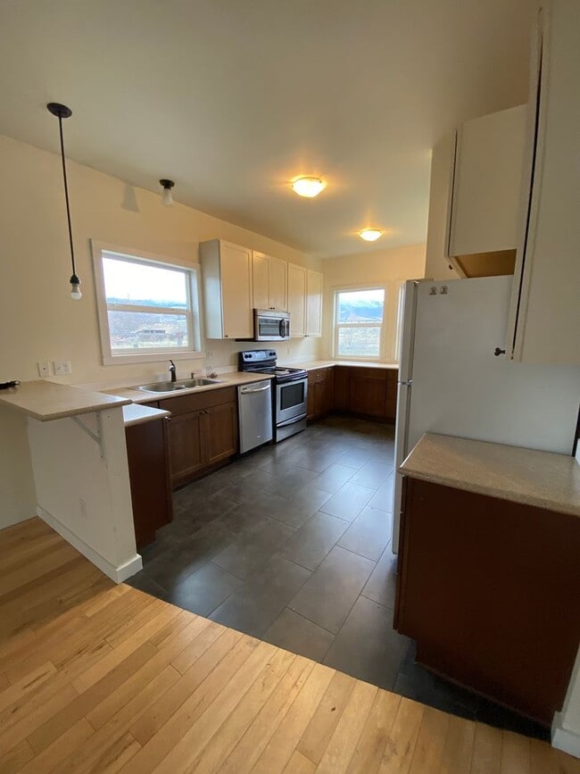 Building Photo - 1801 Russell Ave