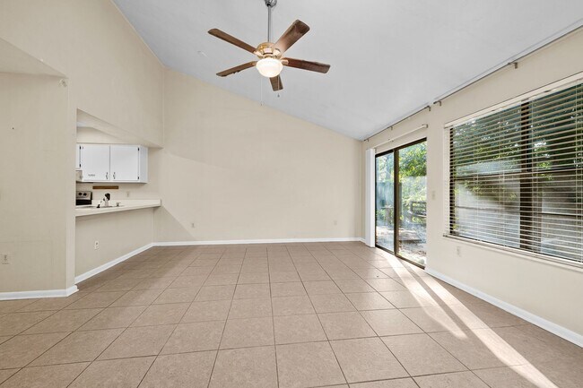 Building Photo - Spacious 3/2 Townhome in Highly Sought-After Marchwood – Available Now!