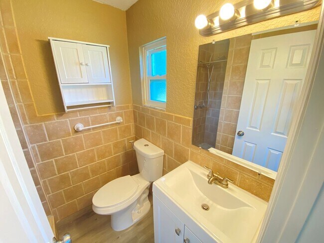 Building Photo - Modern 3B/2B home in traditional Orlando n...