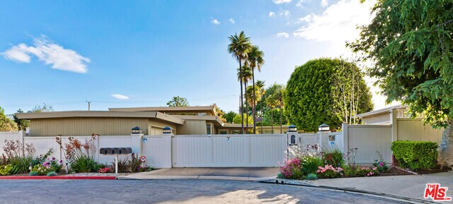 Foto principal - 4210 W Toluca Lake Ln