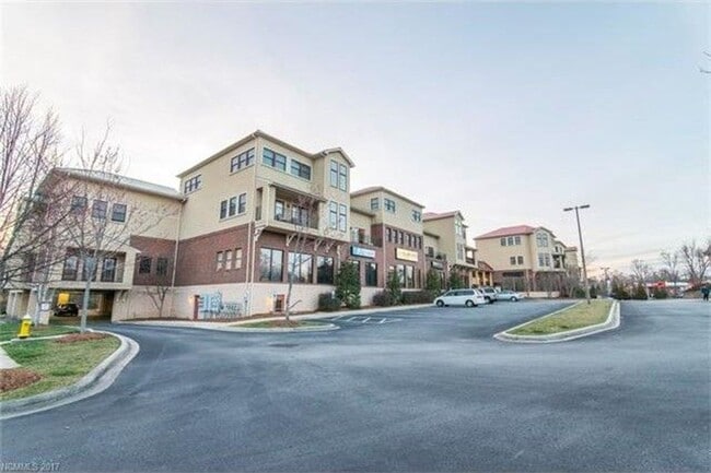 Building Photo - Beautiful Condo-Downtown Hendersonville, NC