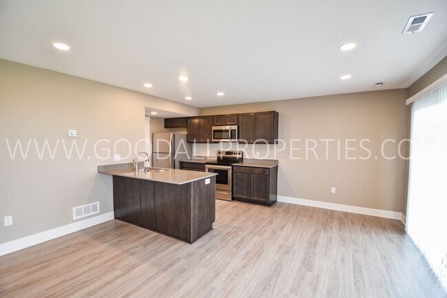 Building Photo - 3 Bdrm, 2.5 Bath Rental Home In De Soto