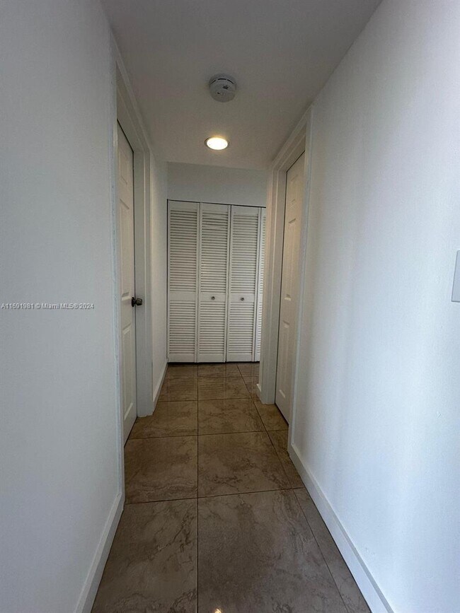 Foto del edificio - 2000 NE 135th St