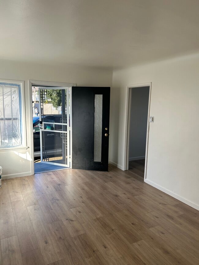 Living Room - 422 W Laurel St