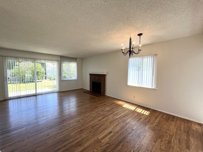 Foto del edificio - Charming Single Level 3-Bedroom 2-Bathroom Home With Hardwood Floors