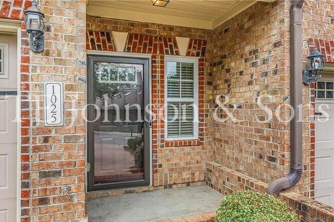 Foto del edificio - Beautiful 2 Bedroom Townhome with Bonus Room, Garage, and High End Finishes