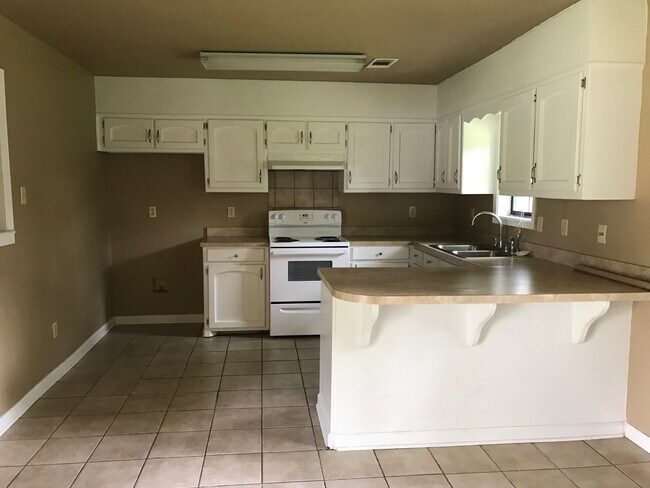 Building Photo - 14193 Lindsay Dr