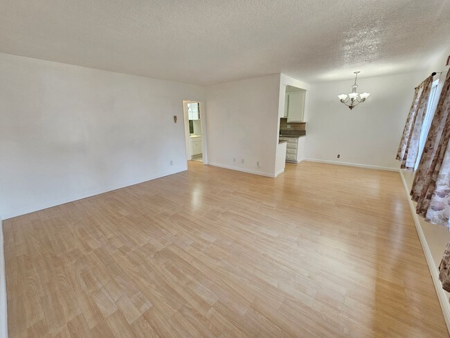 Building Photo - 2 Bed/ 2 Bath, TOP FLOOR CONDO