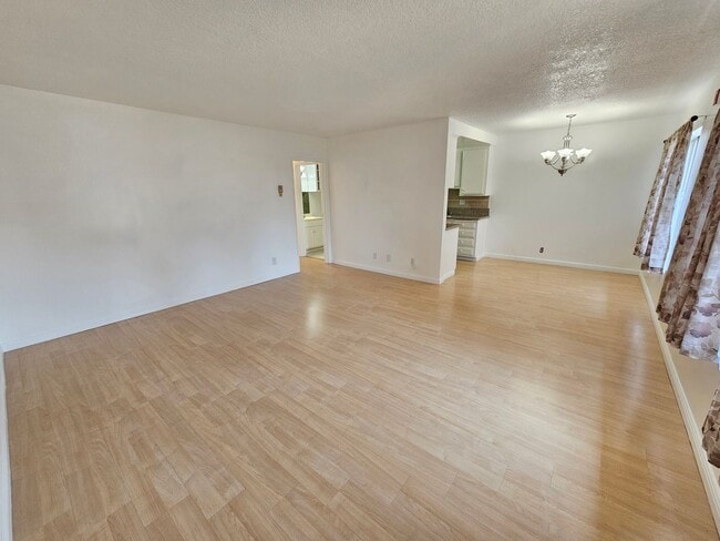 Building Photo - TOP FLOOR UNIT - Light and Airy 2 Bedroom, 2 Bath