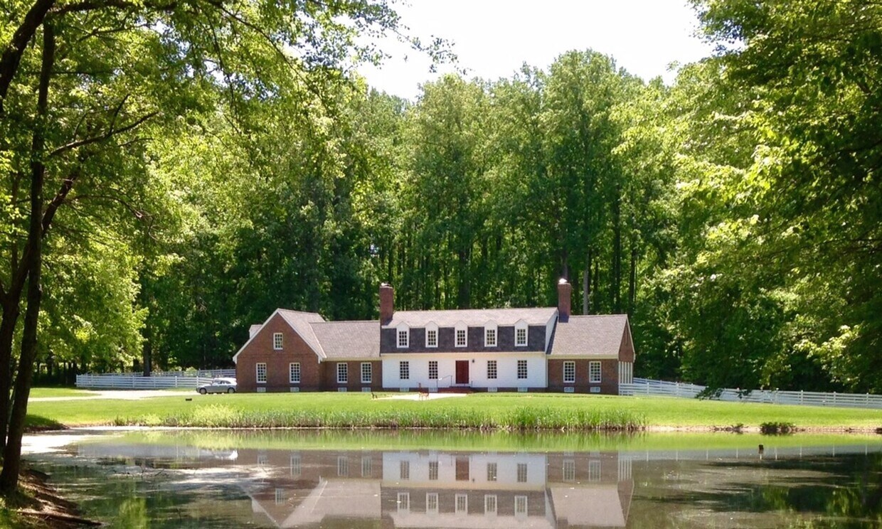 Primary Photo - Oversized 4 Bedroom 3.5 Bathroom Home Situ...