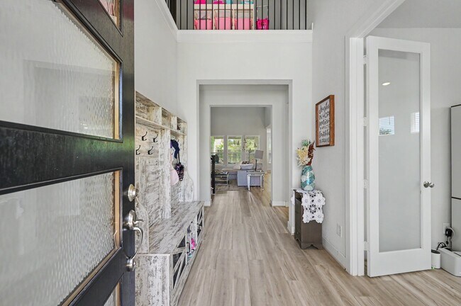 Foto del edificio - 155 Renodes Garden Ln