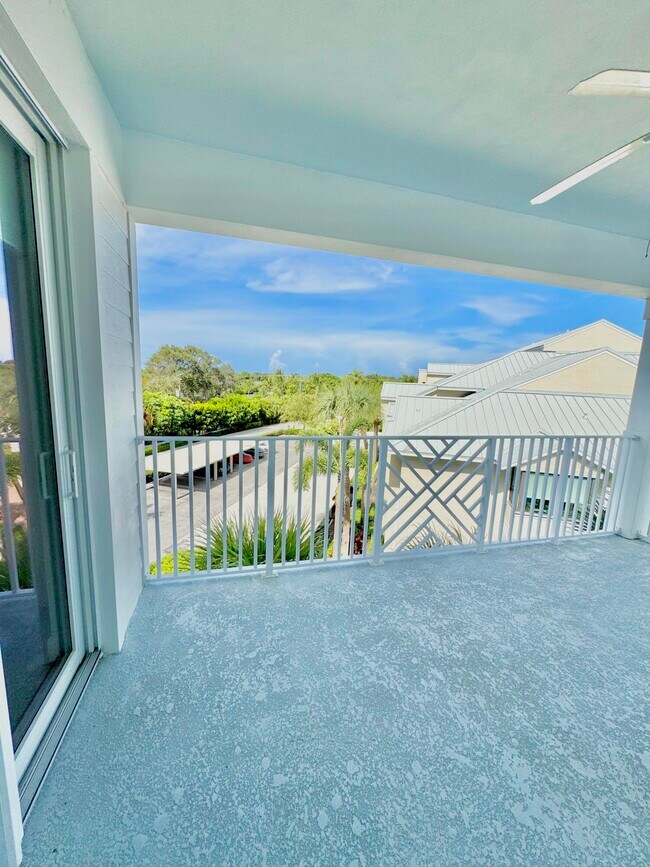 Foto del edificio - 341 Bay Colony Dr N