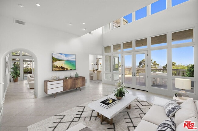 Building Photo - 31 St Tropez