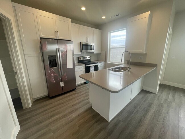 Foto del edificio - Mustang Townhome!! End unit!