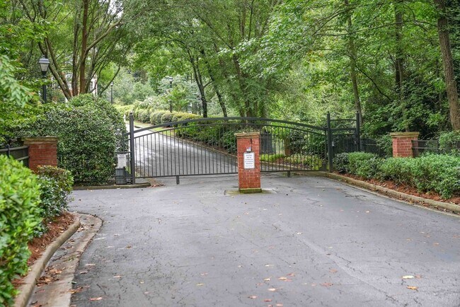 Foto del edificio - Luxurious 3BR Townhome in Atlanta