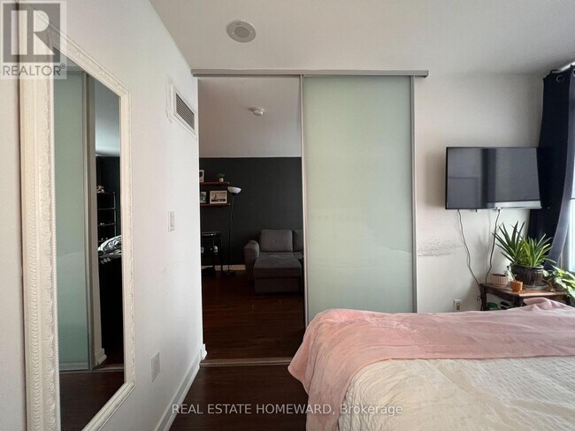 Photo du bâtiment - 705-4k Spadina Ave.