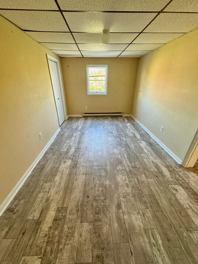 Building Photo - TWO Bedroom Apartment w Shared Off street ...