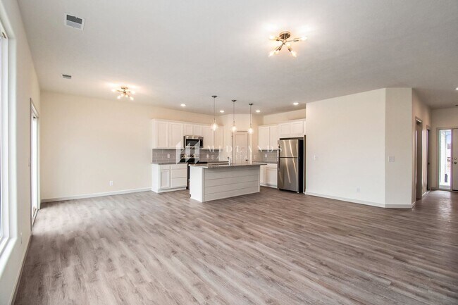Building Photo - Bennington Ranch Duplex