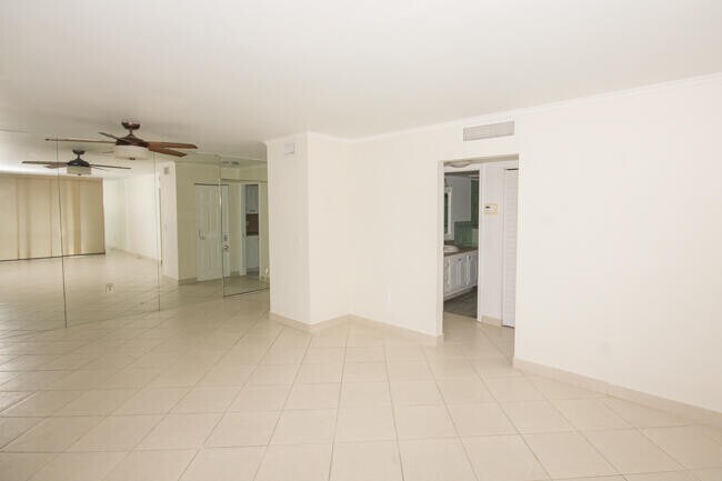 Foto del edificio - 301 Croton Ave
