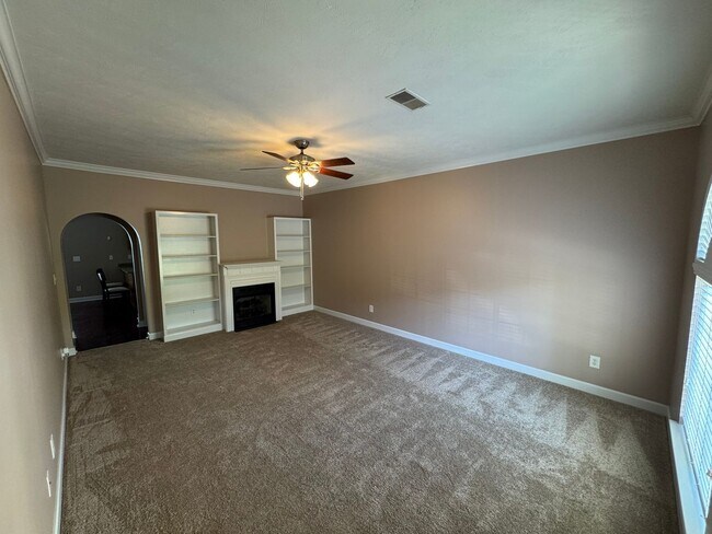 Foto del edificio - Spacious 3-Bedroom Townhouse in a Prime He...