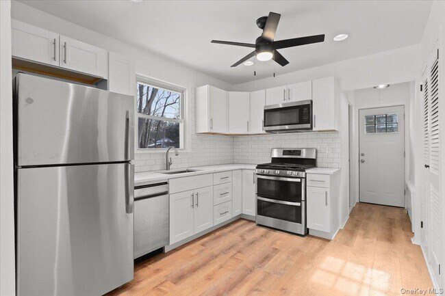 Building Photo - 300 Waccabuc Rd