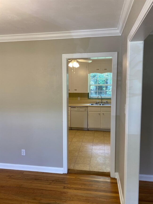 Building Photo - 1562 Mitchell Ave