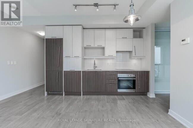 Building Photo - 199 Richmond St W