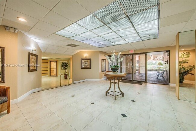 Foto del edificio - 3800 N Hills Dr