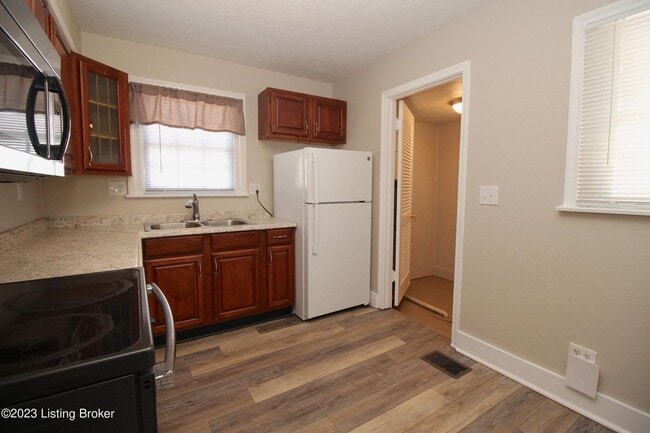 Building Photo - 2421 Lindbergh Dr
