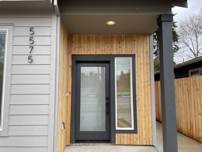Building Photo - Wonderful Modernized 4-bedroom, 3-bath Home in North Portland!