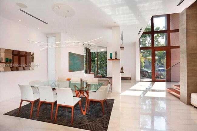 Foto del edificio - 121 Buttonwood Dr