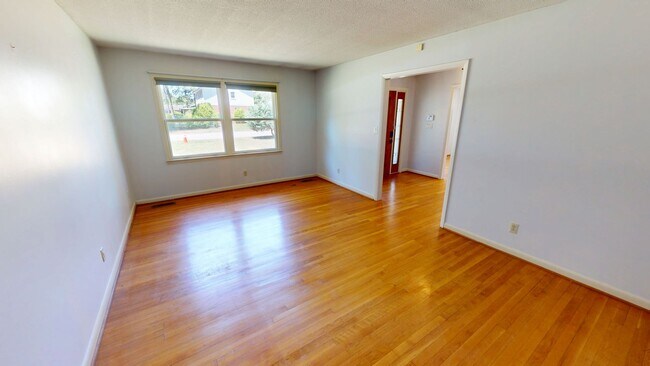 Foto del edificio - Charming 3 Bedroom Brick Ranch with Refurbished Original Woodwork