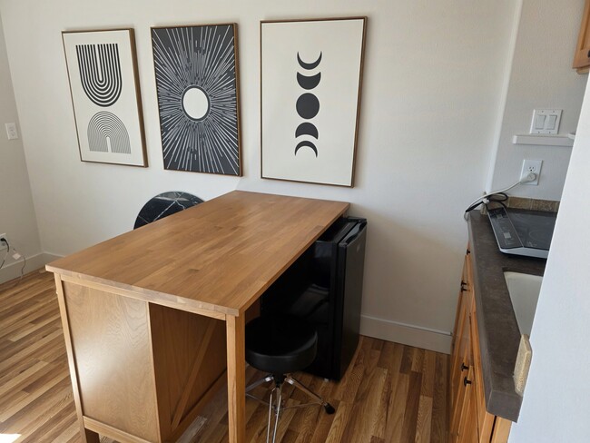 Building Photo - 1059 NW Saginaw Ave