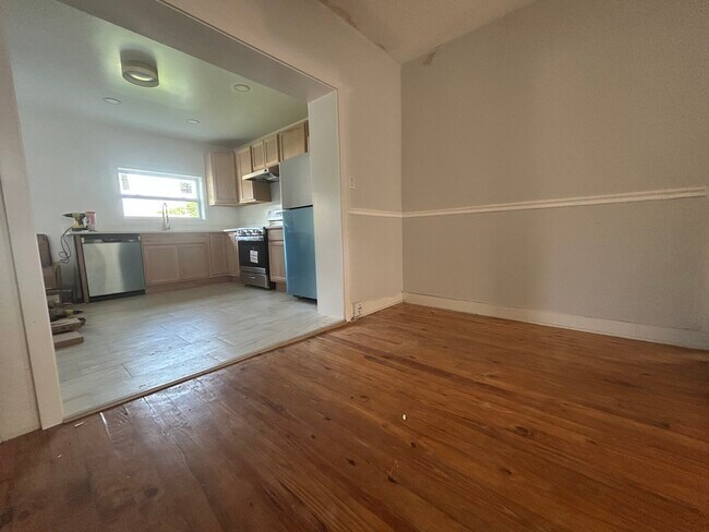 Sala de estar abierta a la cocina. - 2141 Bradley Ave