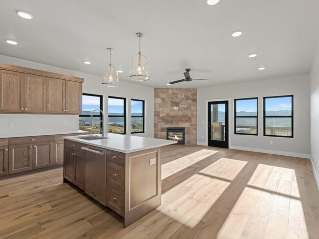 Building Photo - 1124 W Vos Cir