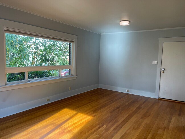 Foto del edificio - Charming Cottage in Eastlake!