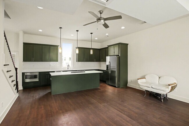 Building Photo - Newly Renovated Condominium