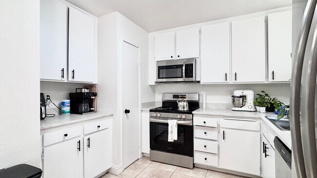 Foto del edificio - Fantastic 4 bedroom home with a 1 car garage and driveway space for additional car! Backyard and ...