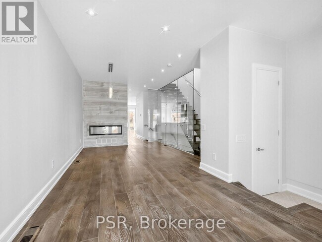 Photo du bâtiment - 520 McRoberts Ave