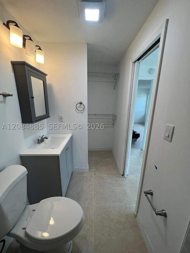 Foto del edificio - 3104 Tropic Blvd