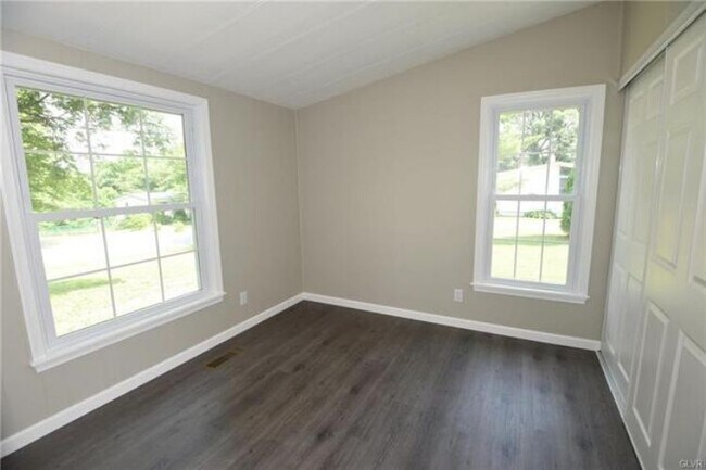 Building Photo - 127 Upper Greenhill Rd