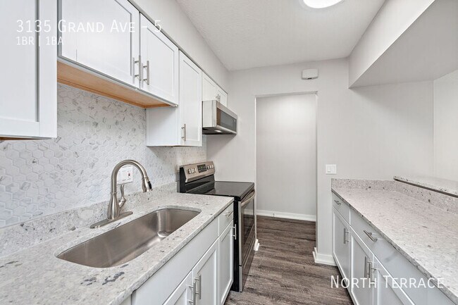 Foto del edificio - ?? Freshly Renovated 1BR in the Heart of M...